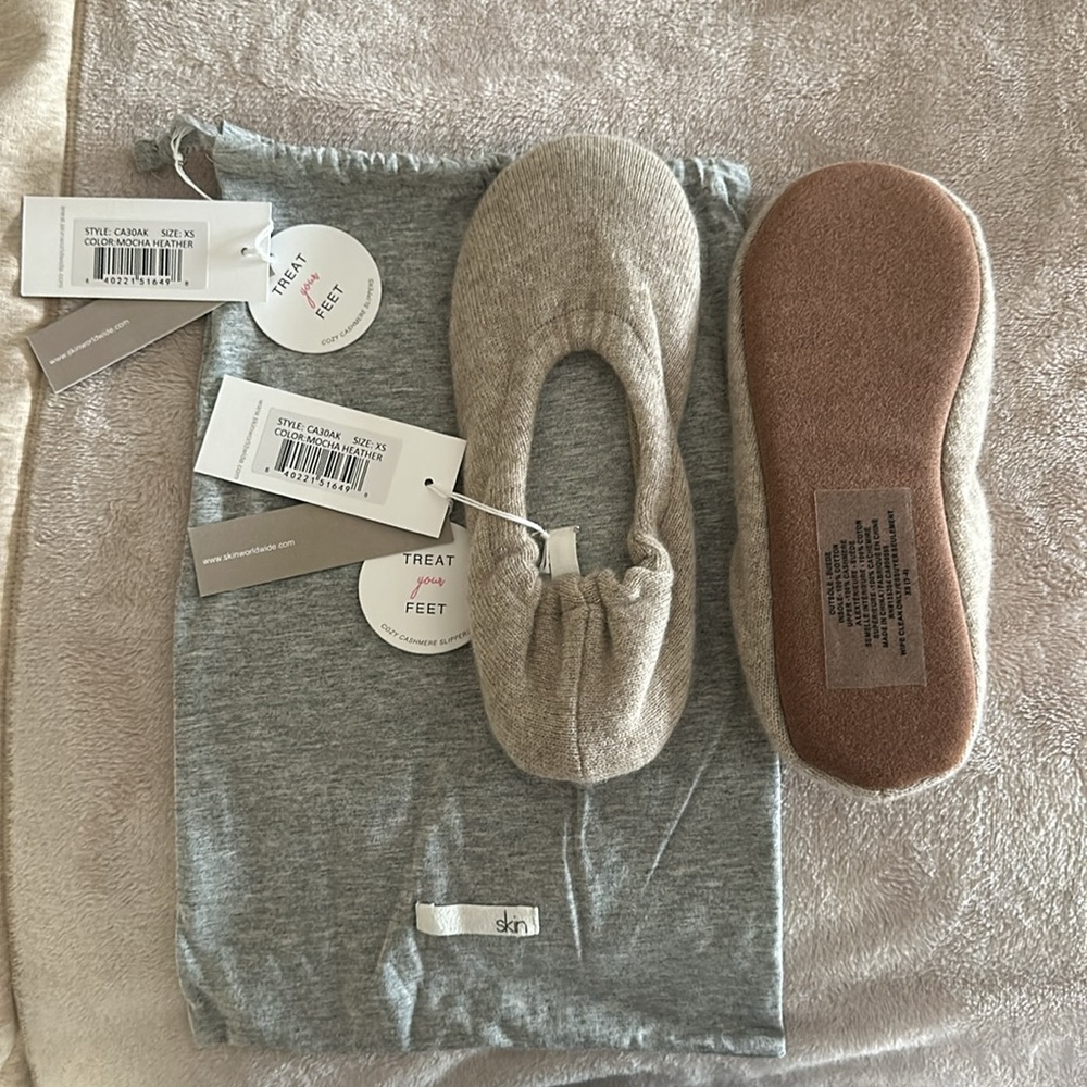 Skin Worldwide 100% Cashmere Slippers with Suede Sole - Picture 2 of 5